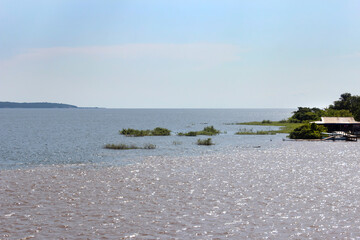 Encontro das águas dos rios Solimões e Negro, formando o Rio Amazonas