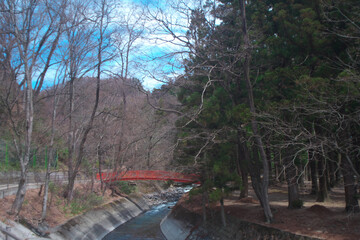 青く澄んだ青空と特徴的な赤い橋