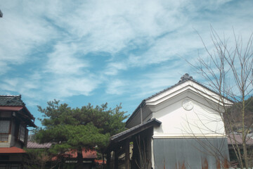 古風な日本家屋と青空