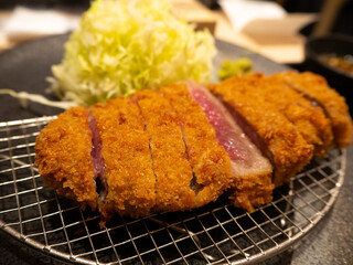 材料費の高騰で値上がりしてしまった揚げたてのおいしそうな牛かつ定食