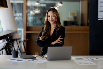 Obraz premium Beautiful Asian woman is a businesswoman who leads a new generation of startups, a woman who runs and manages a business plan to build confidence and stability in business, woman-led business concept.