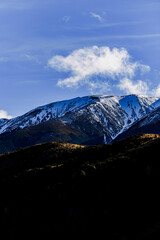 Obraz premium Snow covered peaks in mountain landscape