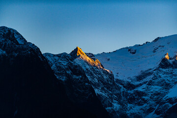 Fototapeta na wymiar Snow covered peaks in New Zealand