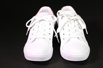 黒背景のスニーカー