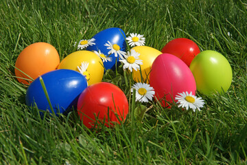 Ostereier auf einer Wiese