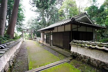 宮川神社 社務所 苔むした参道 築地塀 森林 鳥居、京都府亀岡市宮前町宮川神尾山２、2021/9/12