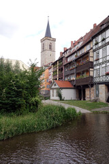Naklejka premium Turm der Ägidienkirche und Krämerbrücke in Erfurt
