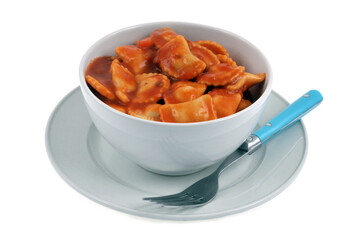 Raviolis au boeuf sauce tomate servis dans un bol avec une fourchette sur fond blanc