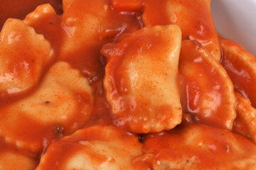 Raviolis sauce tomate en gros plan
