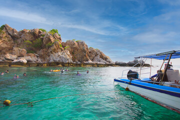 Fototapeta na wymiar Tourists enjoy snorkeling activities near Chonburi Island.