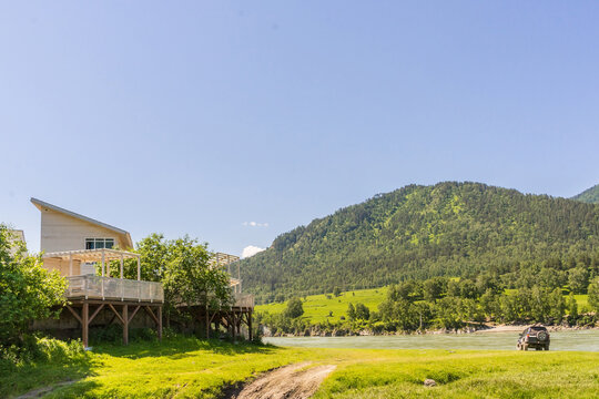 House with a balcony on the banks of the Katun River
