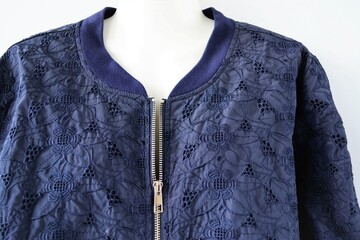 Detail - Blaue elegante Damenjacke aus Spitzenstoff