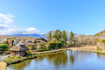 Fototapeta na wymiar 初春の富士山と忍野八海　山梨県忍野村　Mt. Fuji and Oshino Hakkai in early spring. Yamanashi-ken Osino village.