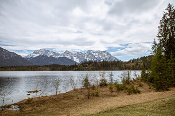 Blick über den Barmsee auf die Berge