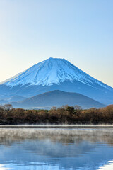 他手合浜から見た早朝の富士山と精進湖　山梨県富士河口湖町　Mt. Fuji and Lake Shojin in the early morning seen from Tategohama. Yamanashi-ken Fujikawaguchiko town.