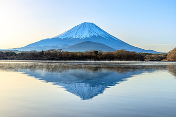 他手合浜から見た早朝の富士山と精進湖　山梨県富士河口湖町　Mt. Fuji and Lake Shojin in the early morning seen from Tategohama. Yamanashi-ken Fujikawaguchiko town.