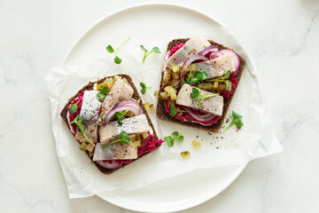 Toasts with  herring