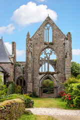 Fototapeta premium Paimpol. Façade ouest de l'église abbatiale de l'abbaye de Beauport. Côtes-d'Armor. Bretagne 