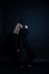 Fototapeta na wymiar girl in black in the studio in a dark key