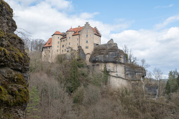 Fototapeta na wymiar Blick aus dem Ailsbachtal zur Burg Rabenstein