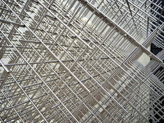 銀色の棒を組み合わせたスクエア型のオブジェ