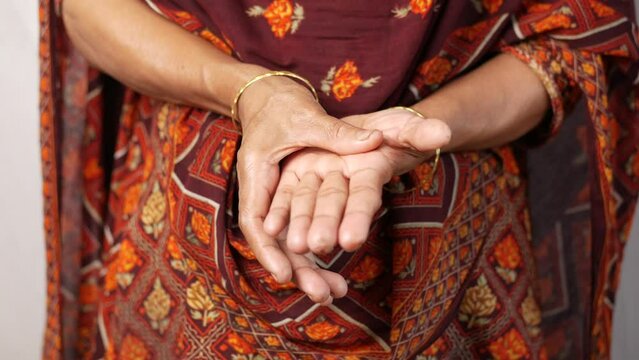 senior women suffering pain in hand close up 