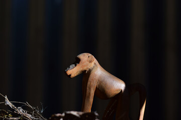 mono madera estatuilla adorno silvestr abitat mamifero juguete arte tallado madera - obrazy, fototapety, plakaty