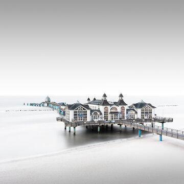 Die Seebr&uuml;cke Sellin am Strand der Insel R&uuml;gen in der Ostsee