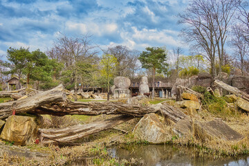 Zooschaufenster mit Wassergraben im Park Rosental im Frühling, Leipzig Sachsen
