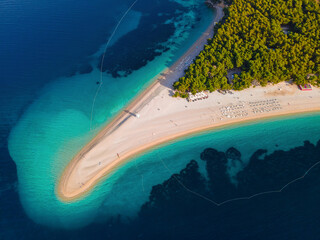 Vue aérienne de haut en bas de la plage de Zlatni rat sur la mer Adriatique, Bol, île de Brac, Croatie