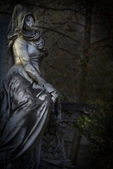 Fototapeta na wymiar Statue d'une belle et romantique jeune femme, cimetière du Père-Lachaise, Paris, France 