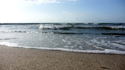 Ostsee Baltic Sea Strand Brandung Wasser Sand Wasserblasen Beach Background Hintergrund Wellen