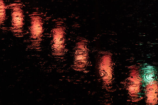 水面に反射する提灯の明かり