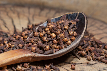 clove grains in wooden spoon