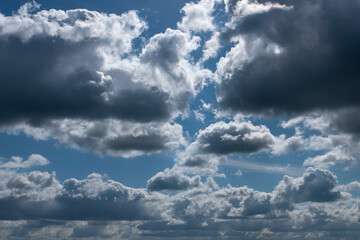 soleil filtrant à travers les nuages