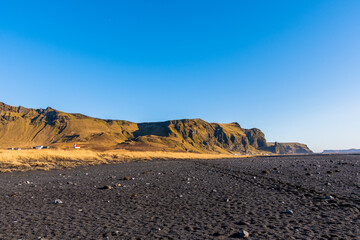 Der Reynisfjara-Strand in Vík í Mýrdal auf Island mit einem herrlichen Blick auf die Reynisdrangar-Felsformationen 