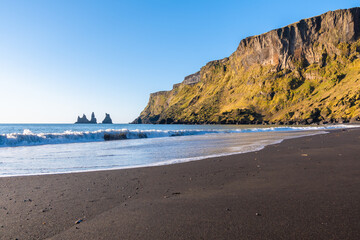 Der Reynisfjara-Strand in V&iacute;k &iacute; M&yacute;rdal auf Island mit einem herrlichen Blick auf die Reynisdrangar-Felsformationen 