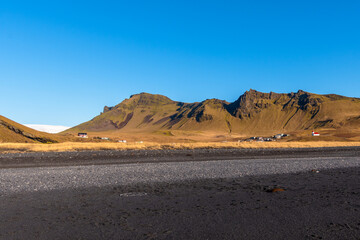 Der Reynisfjara-Strand in Vík í Mýrdal auf Island mit einem herrlichen Blick auf die...