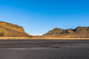 Der Reynisfjara-Strand in Vík í Mýrdal auf Island mit einem herrlichen Blick auf die Reynisdrangar-Felsformationen 