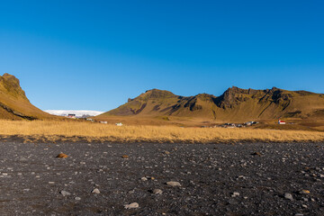 Der Reynisfjara-Strand in Vík í Mýrdal auf Island mit einem herrlichen Blick auf die...