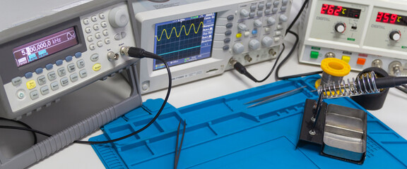 Power supplies and electronic measuring devices in the laboratory