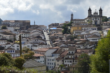 Fototapeta na wymiar Cidade de Ouro Preto com igreja no alto do lado direito