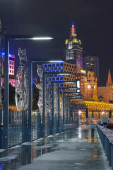 Fototapeta premium Sandridge footbridge spanning the River Yarra in Melbourne illuminated at night