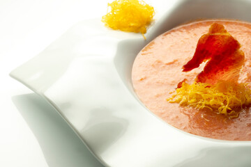 salmorejo con crujiente de jamón y huevo hilado.