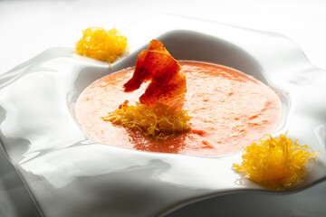 salmorejo con crujiente de jamón y huevo hilado.