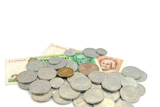 DDR-Geld vor wei&szlig;em Hintergrund