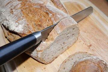 Brot mit Brotmesser