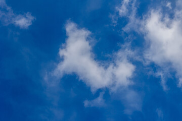 Fototapeta premium Schöne ausgefranste Wolke am blauen Himmel. 