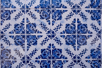 Blue tile pattern with flowers on the facade of the building
