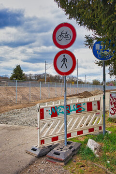 Verkehrsverbot f&uuml;r Radfahrer und Fu&szlig;g&auml;nger durch Verbotsschilder und Absperrschranke an einer Baustelle f&uuml;r Bahninfrastruktur, Leipzig, Sachsen, Deutschland